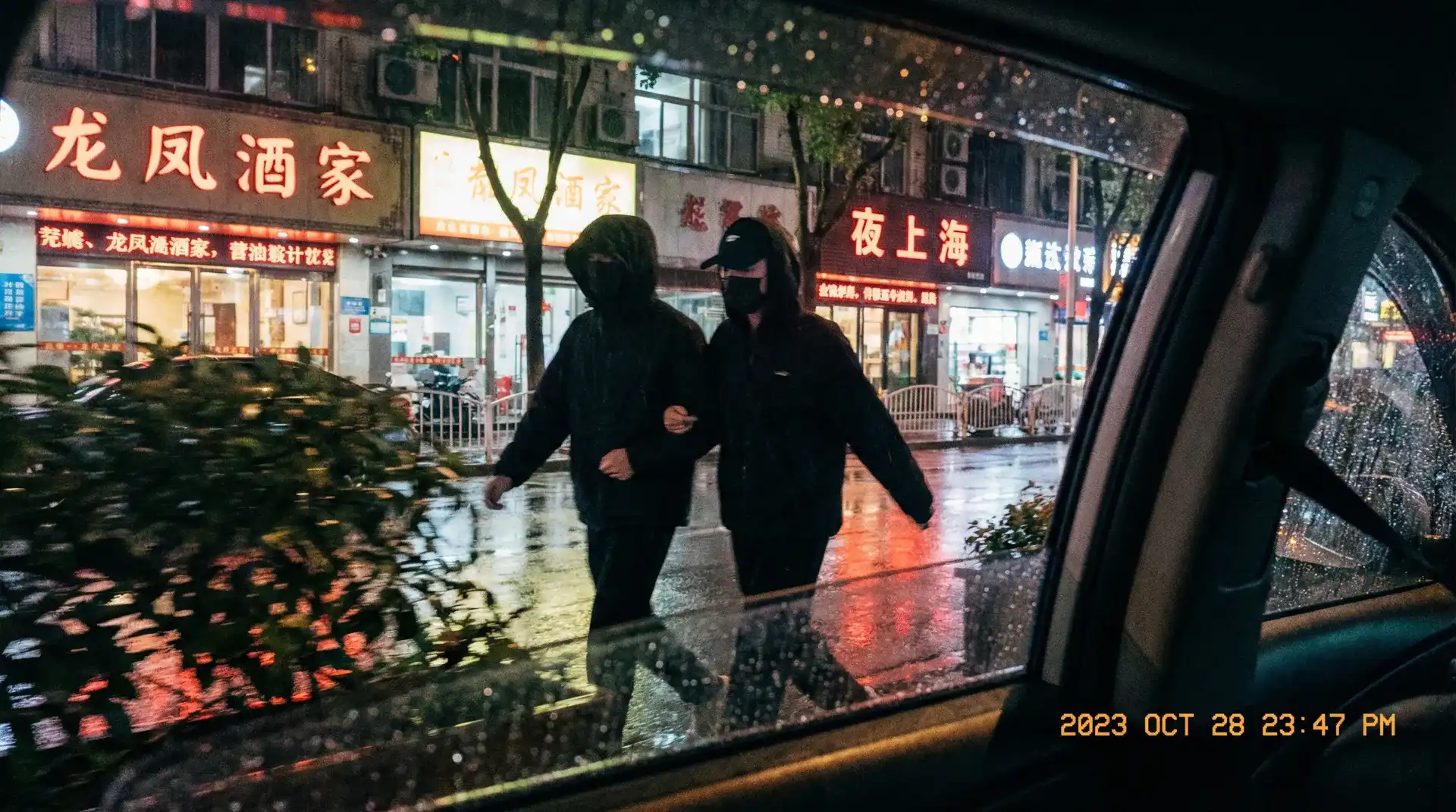 雅虎体育平台 - 顶流明星深夜密会现场抓拍照片